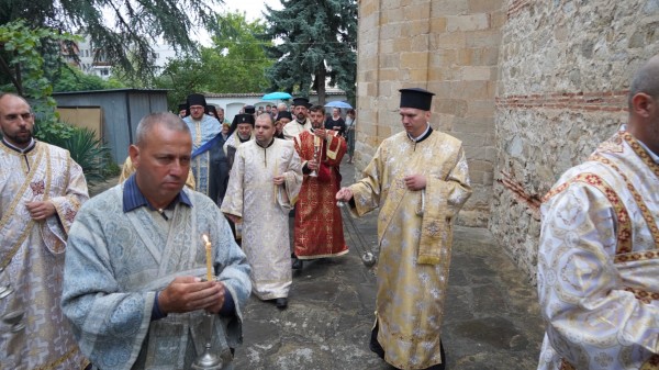 Казанлъчани посрещнаха свети мощи и иконата на Пресвета Богородица “Акатистна - Предвъзвестителка“