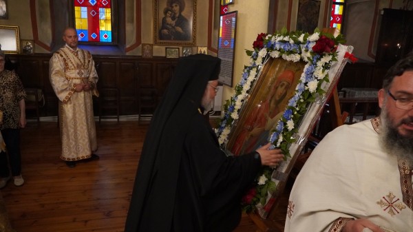 Казанлъчани посрещнаха свети мощи и иконата на Пресвета Богородица “Акатистна - Предвъзвестителка“