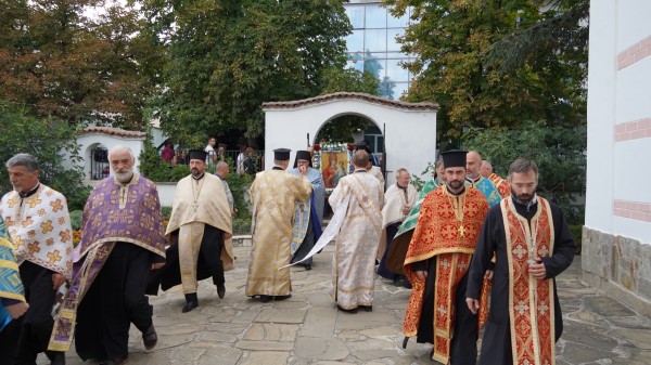 Казанлъчани посрещнаха свети мощи и иконата на Пресвета Богородица “Акатистна - Предвъзвестителка“