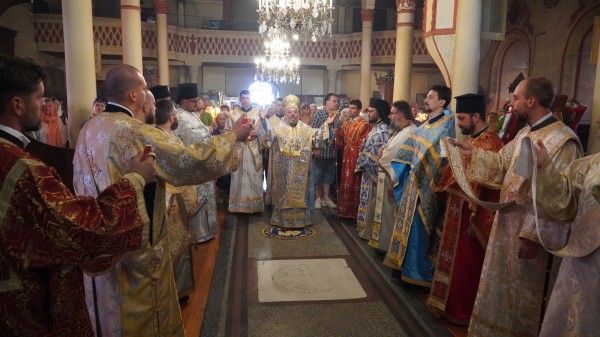 На Успение Богородично – митрополит Киприан служи в Казанлък