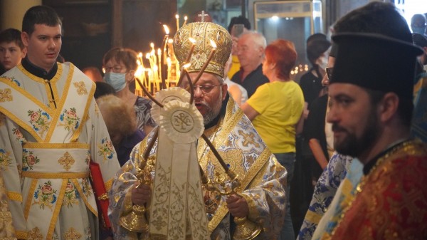 На Успение Богородично – митрополит Киприан служи в Казанлък