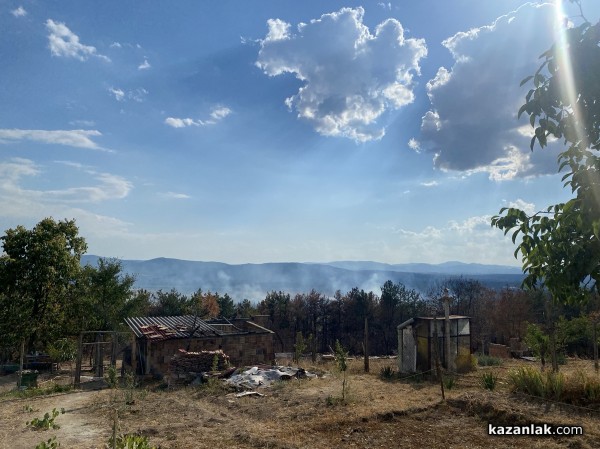 Полигона гори. Пламъците се разпростират и в посока Мъглиж  / Обновена