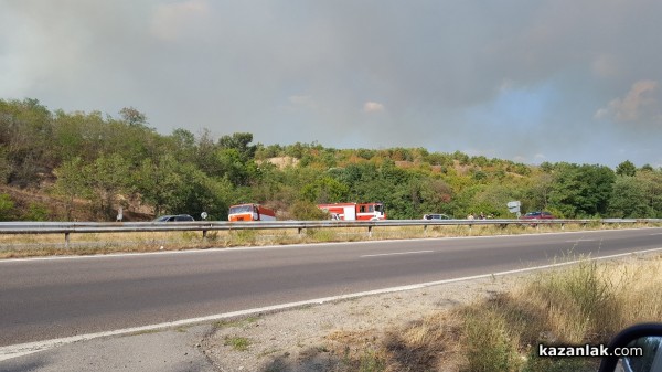Полигона гори. Пламъците се разпростират и в посока Мъглиж  / Обновена