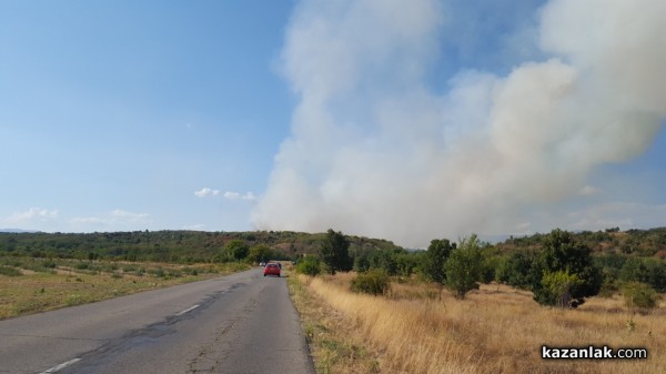 Полигона гори. Пламъците се разпростират и в посока Мъглиж  / Обновена