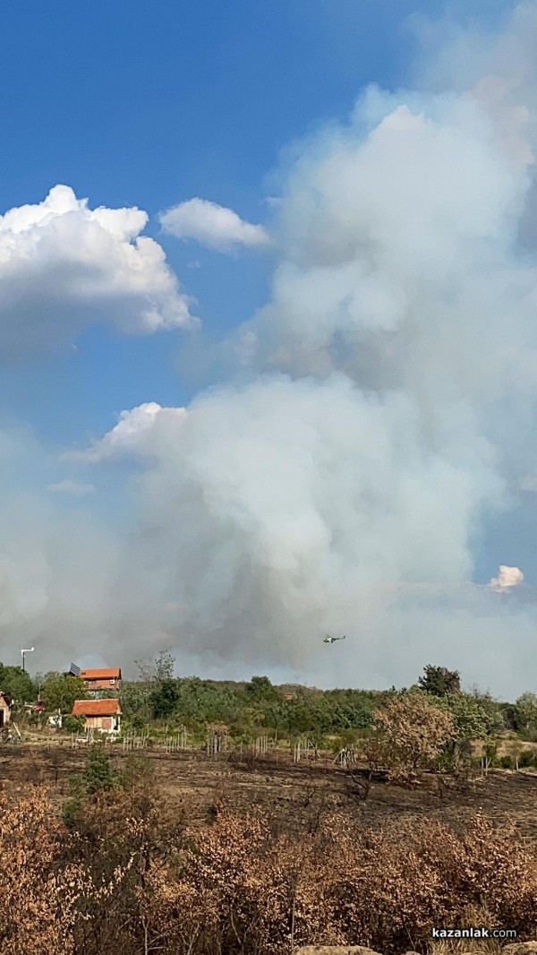 Полигона гори. Пламъците се разпростират и в посока Мъглиж  / Обновена