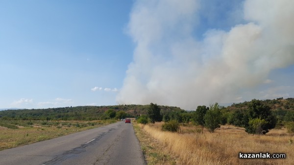 Полигона гори. Пламъците се разпростират и в посока Мъглиж  / Обновена