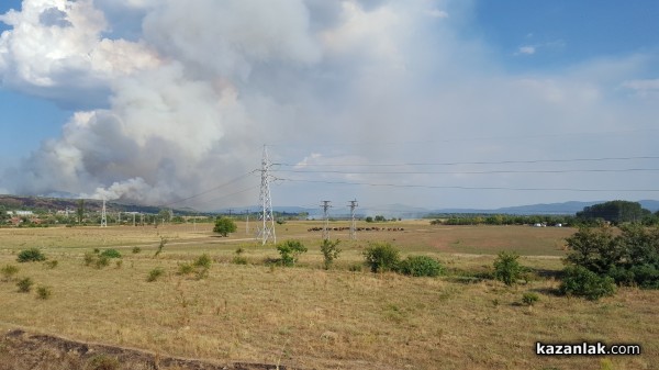 Полигона гори. Пламъците се разпростират и в посока Мъглиж  / Обновена