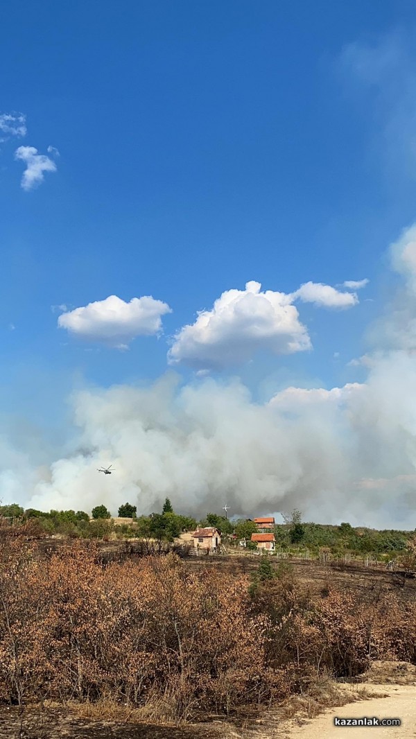 Полигона гори. Пламъците се разпростират и в посока Мъглиж  / Обновена