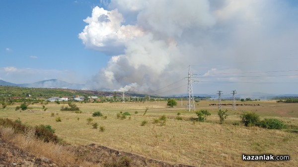 Полигона гори. Пламъците се разпростират и в посока Мъглиж  / Обновена