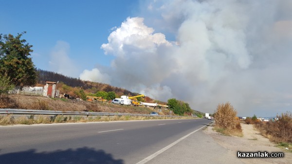 Полигона гори. Пламъците се разпростират и в посока Мъглиж  / Обновена
