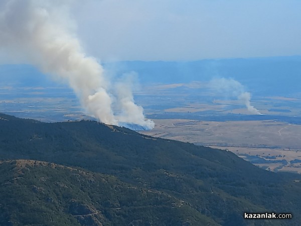 Полигона гори. Пламъците се разпростират и в посока Мъглиж  / Обновена