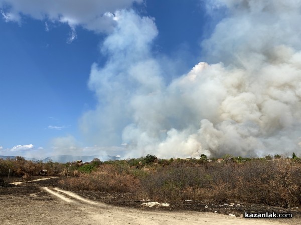 Полигона гори. Пламъците се разпростират и в посока Мъглиж  / Обновена