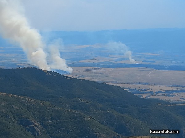 Полигона гори. Пламъците се разпростират и в посока Мъглиж  / Обновена