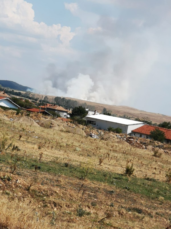 Полигона гори. Пламъците се разпростират и в посока Мъглиж  / Обновена