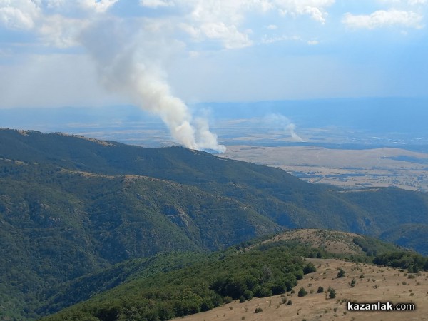 Полигона гори. Пламъците се разпростират и в посока Мъглиж  / Обновена