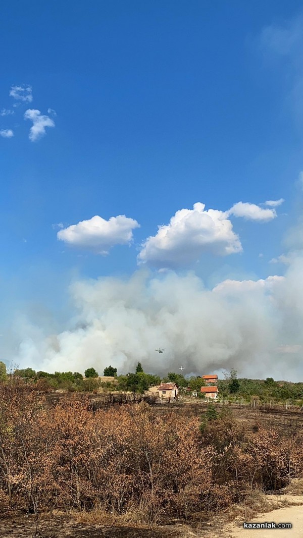 Полигона гори. Пламъците се разпростират и в посока Мъглиж  / Обновена