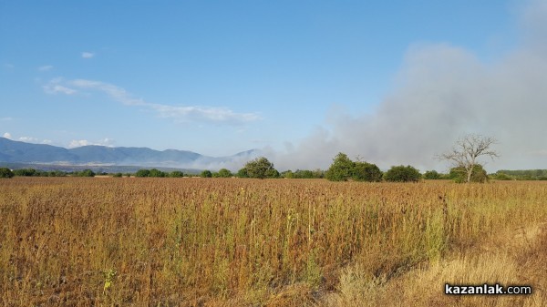 Пожарът се насочва към погребите на “Арсенал“. Вертолетът гребе вода от пресявните до Розово / ВИДЕО