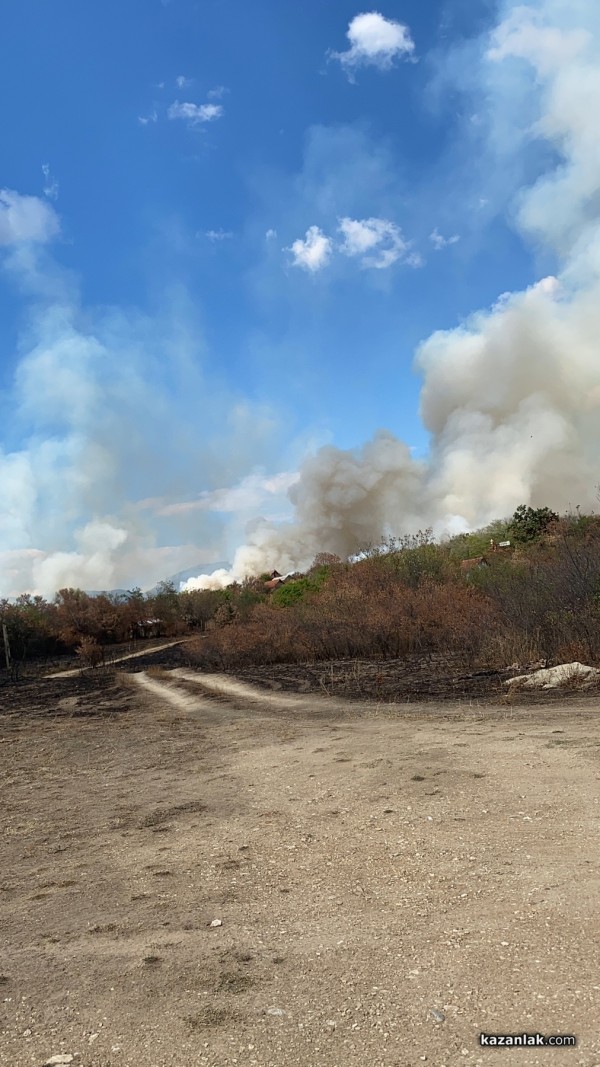Полигона гори. Пламъците се разпростират и в посока Мъглиж  / Обновена