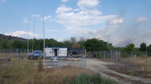 Пожарът се прехвърли на юг към Черганово. Наближава площадка за противоградни ракети/ВИДЕО