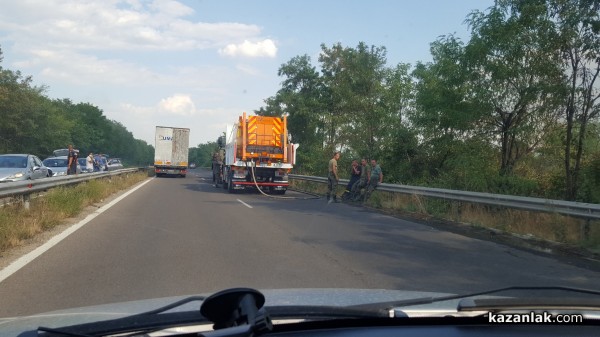 Пожарът се прехвърли на юг към Черганово. Наближава площадка за противоградни ракети/ВИДЕО
