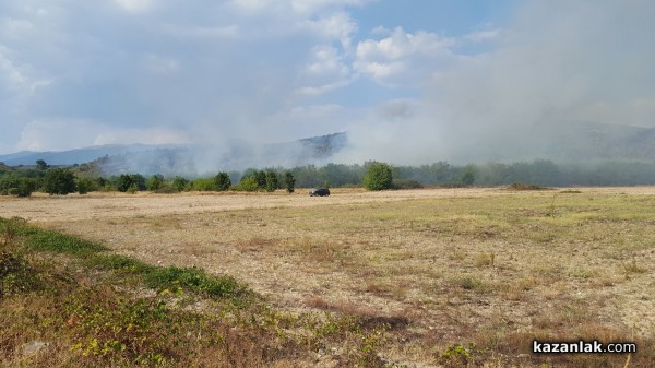 Пожарът се прехвърли на юг към Черганово. Наближава площадка за противоградни ракети/ВИДЕО