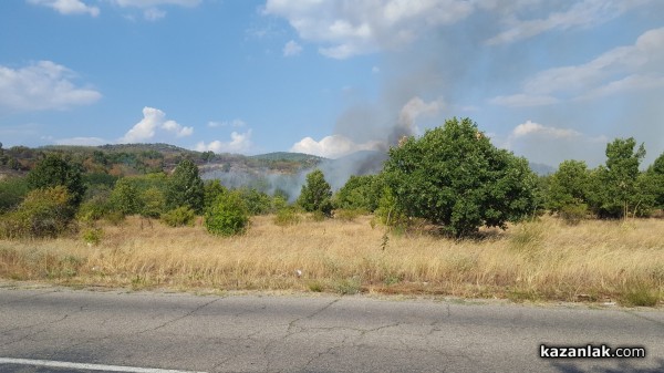 Пожарът се прехвърли на юг към Черганово. Наближава площадка за противоградни ракети/ВИДЕО