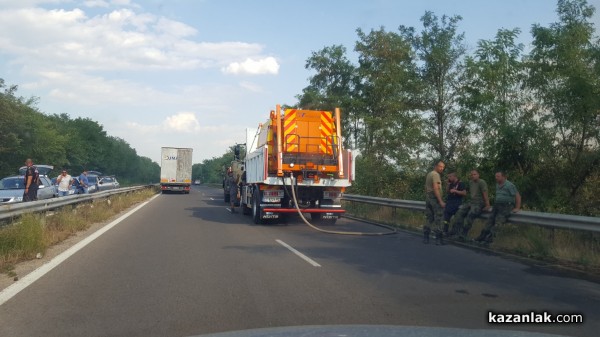 Пожарът се прехвърли на юг към Черганово. Наближава площадка за противоградни ракети/ВИДЕО