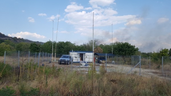 Пожарът се прехвърли на юг към Черганово. Наближава площадка за противоградни ракети/ВИДЕО