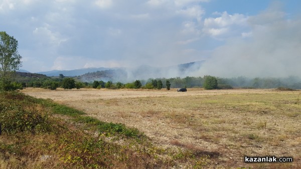 Пожарът се прехвърли на юг към Черганово. Наближава площадка за противоградни ракети/ВИДЕО