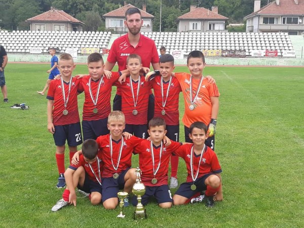 Момчета на ФК “Казанлък“, набор 2014, се върнаха от Трявна с две купи