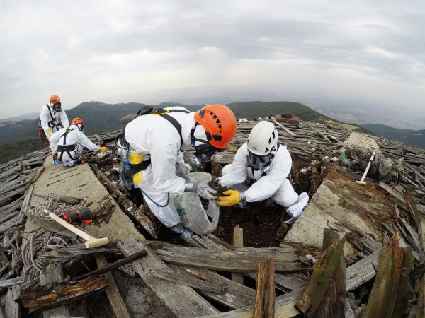 Започна обезопасяването на покрива на монумент Бузлуджа