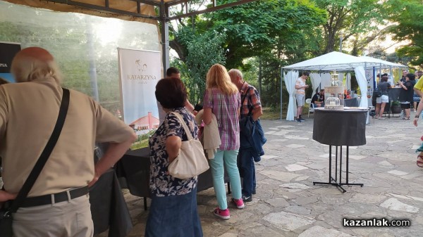 Виненото изложение се пренася на брега на язовира от тази вечер