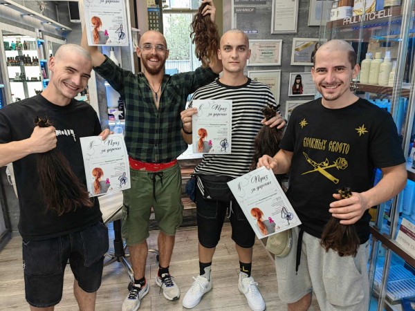 Четирима варненци дойдоха в Казанлък, за да дарят косите си