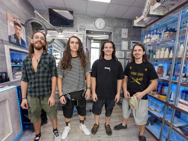 Четирима варненци дойдоха в Казанлък, за да дарят косите си