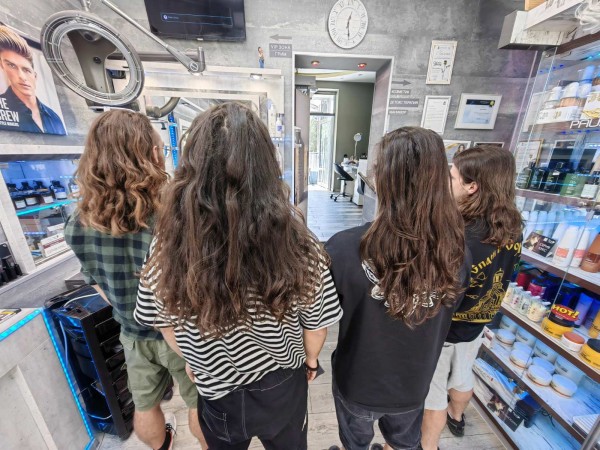 Четирима варненци дойдоха в Казанлък, за да дарят косите си