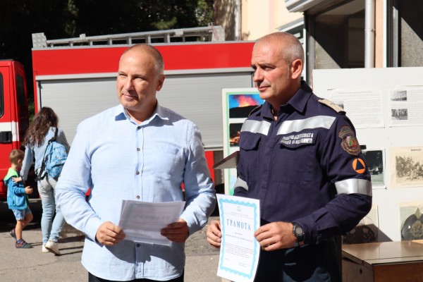 Наградиха огнеборци за мъжеството по време на гасенето на многобройните пожари през лятото