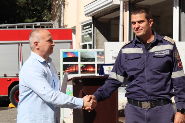 Наградиха огнеборци за мъжеството по време на гасенето на многобройните пожари през лятото