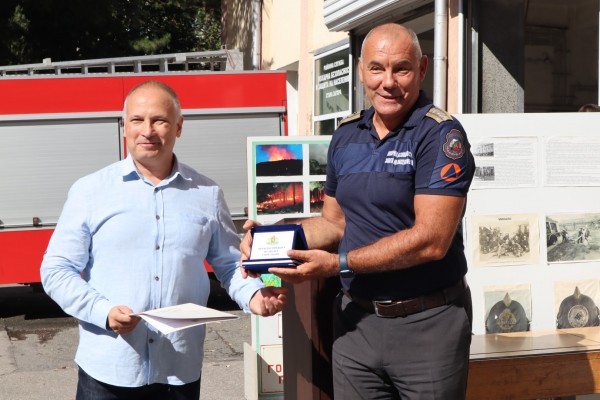 Наградиха огнеборци за мъжеството по време на гасенето на многобройните пожари през лятото