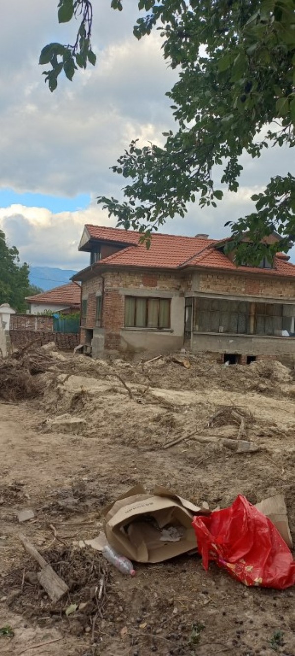 „Жените на Казанлък“ извозиха първите събрани дарения до Каравелово