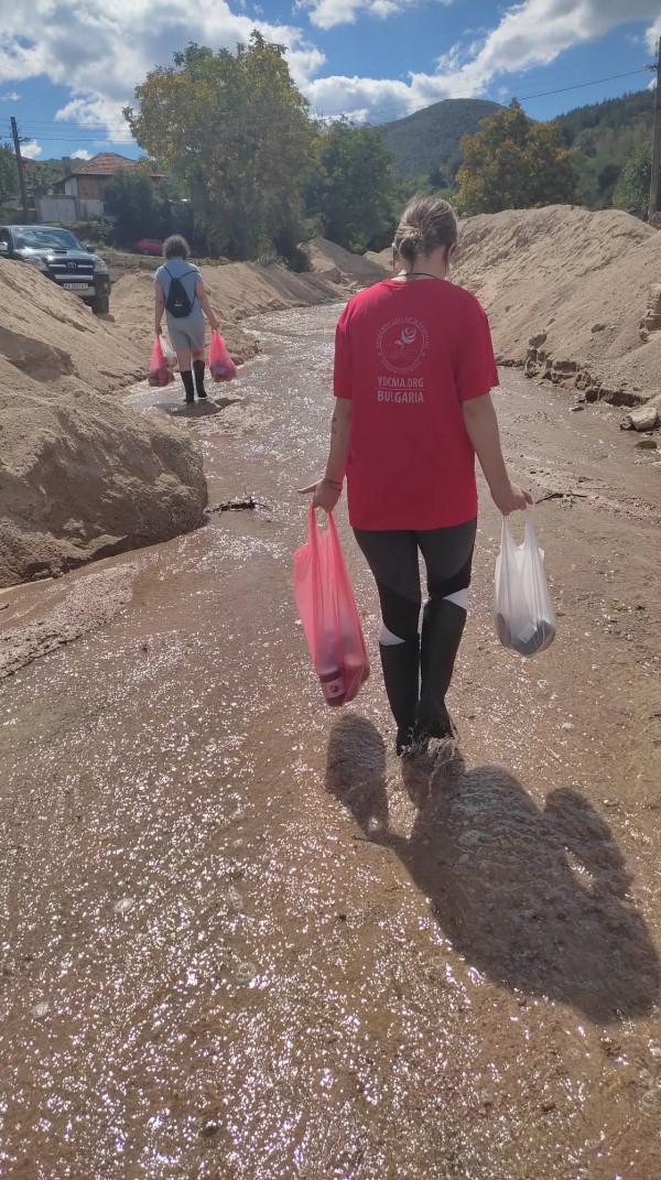 Казанлъшки сдружения раздадоха дарения в Карловските села Слатина и Богдан