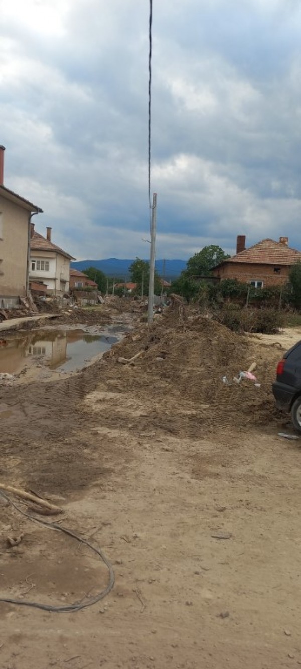 „Жените на Казанлък“ извозиха първите събрани дарения до Каравелово