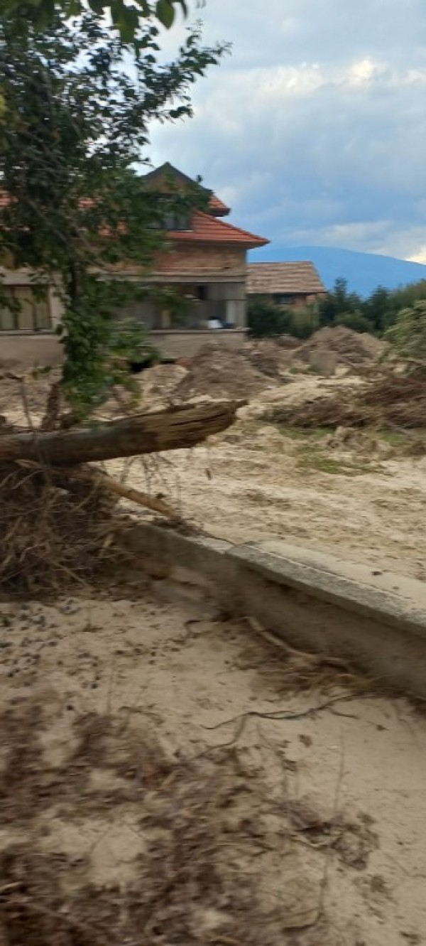 „Жените на Казанлък“ извозиха първите събрани дарения до Каравелово