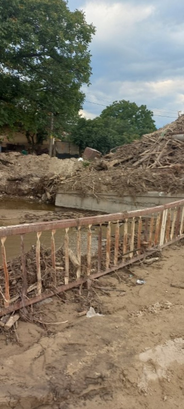 „Жените на Казанлък“ извозиха първите събрани дарения до Каравелово