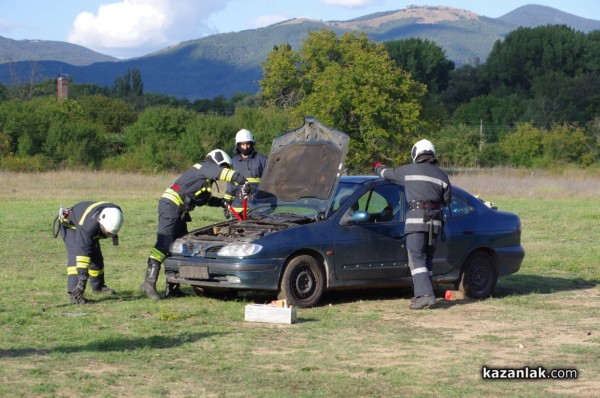 Казанлъшките огнеборци смаяха малчуганите с атрактивна демонстрация