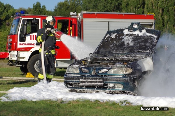 Казанлъшките огнеборци смаяха малчуганите с атрактивна демонстрация