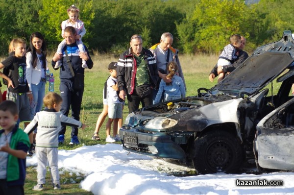 Казанлъшките огнеборци смаяха малчуганите с атрактивна демонстрация