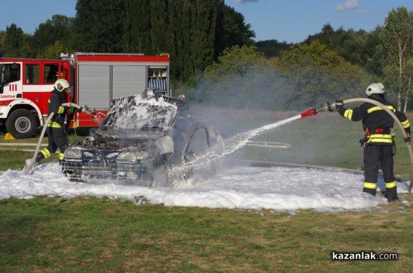 Казанлъшките огнеборци смаяха малчуганите с атрактивна демонстрация