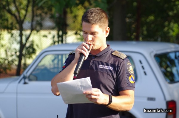 Казанлъшките огнеборци смаяха малчуганите с атрактивна демонстрация