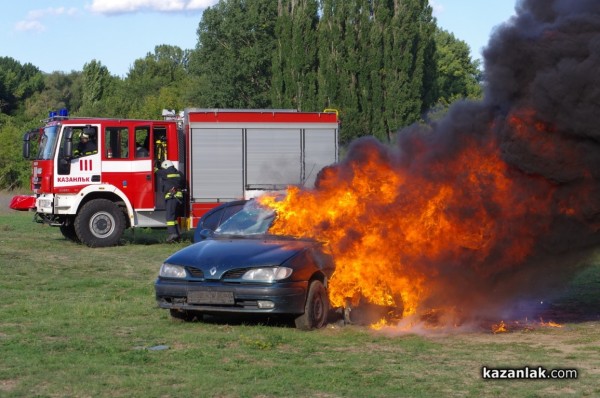Казанлъшките огнеборци смаяха малчуганите с атрактивна демонстрация