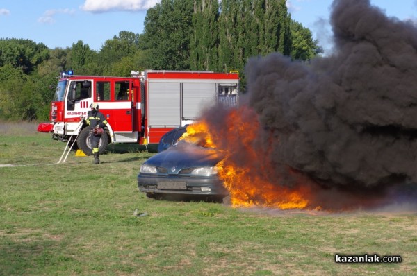 Казанлъшките огнеборци смаяха малчуганите с атрактивна демонстрация